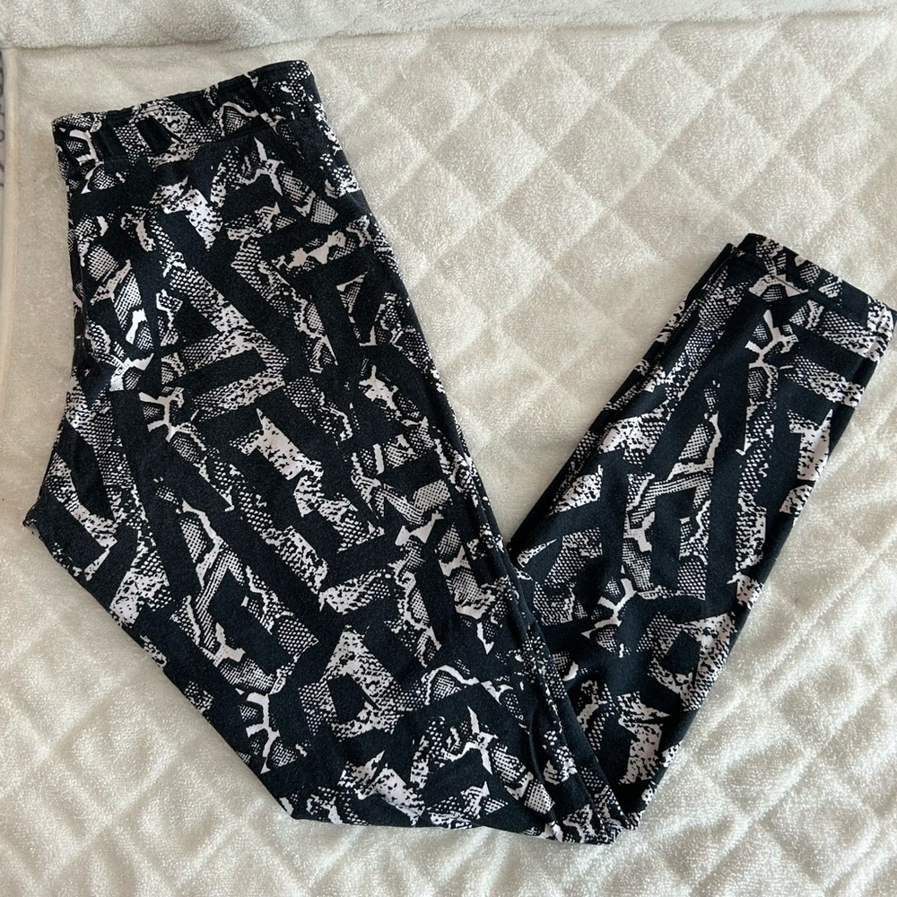 Nike Leg-A-See Printed leggings with a black and white snakeskin pattern. Size M
